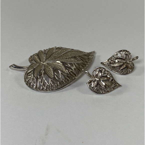 Signed Coro Silver Tone Raised Leaf Brooch with Matching Clip On Earrings - Picture 3 of 7